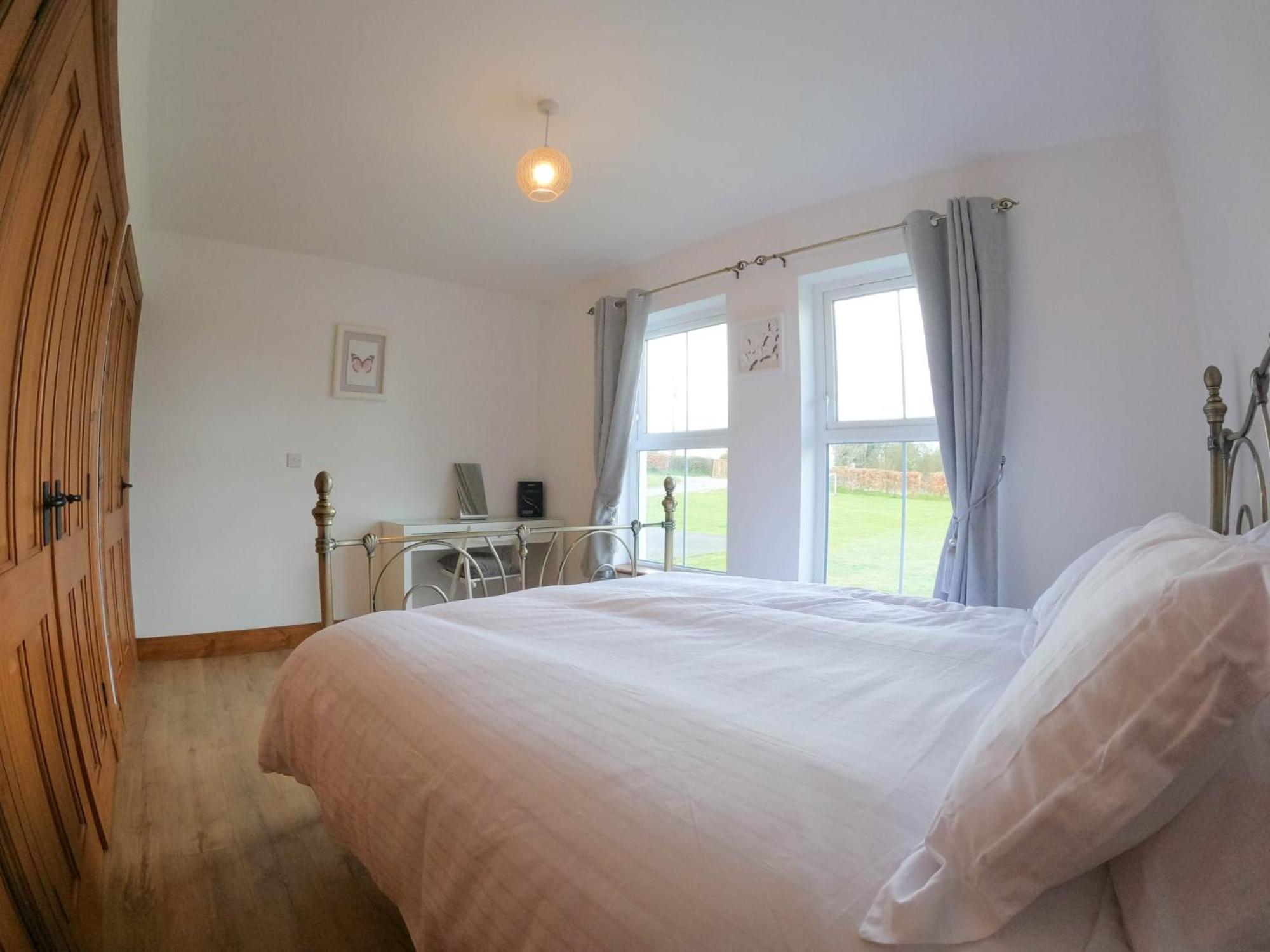 The Heights & Hollows Farmhouse, Saul, Downpatrick, Sleeps 14 ห้อง รูปภาพ
